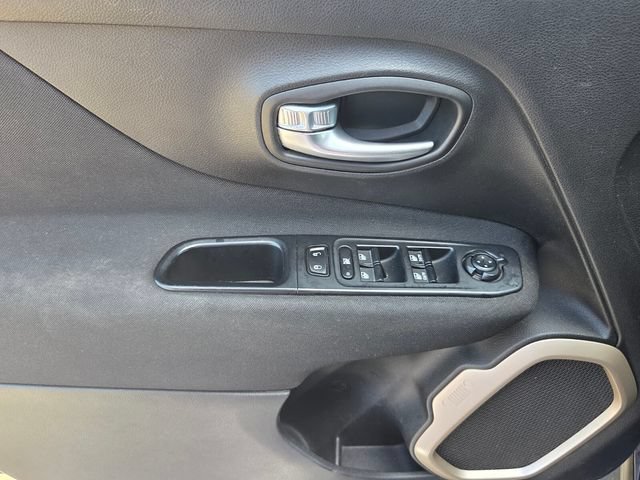 Used 2017 Jeep Renegade Latitude FWD image 9