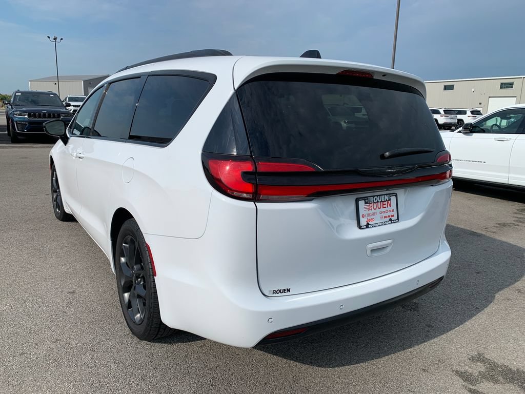 Used 2025 Chrysler Pacifica Limited FWD image 5