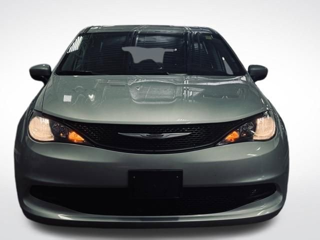 Used 2023 Chrysler Voyager LX image 3