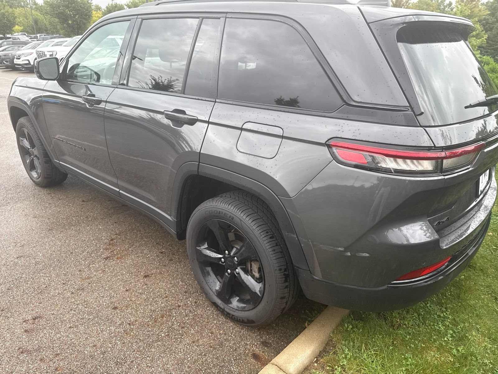 Used 2024 Jeep Grand Cherokee Limited w/ Black Appearance Package AWD/4WD image 6