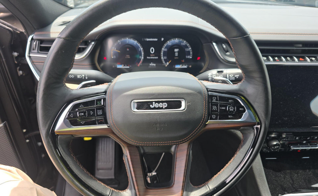 Used 2025 Jeep Grand Cherokee Summit w/ Obsidian Package AWD/4WD image 11