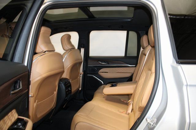 Used 2024 Jeep Grand Cherokee Summit image 11