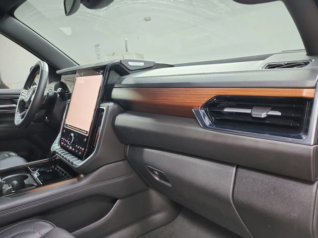 Used 2025 GMC Yukon XL Denali AWD/4WD image 42