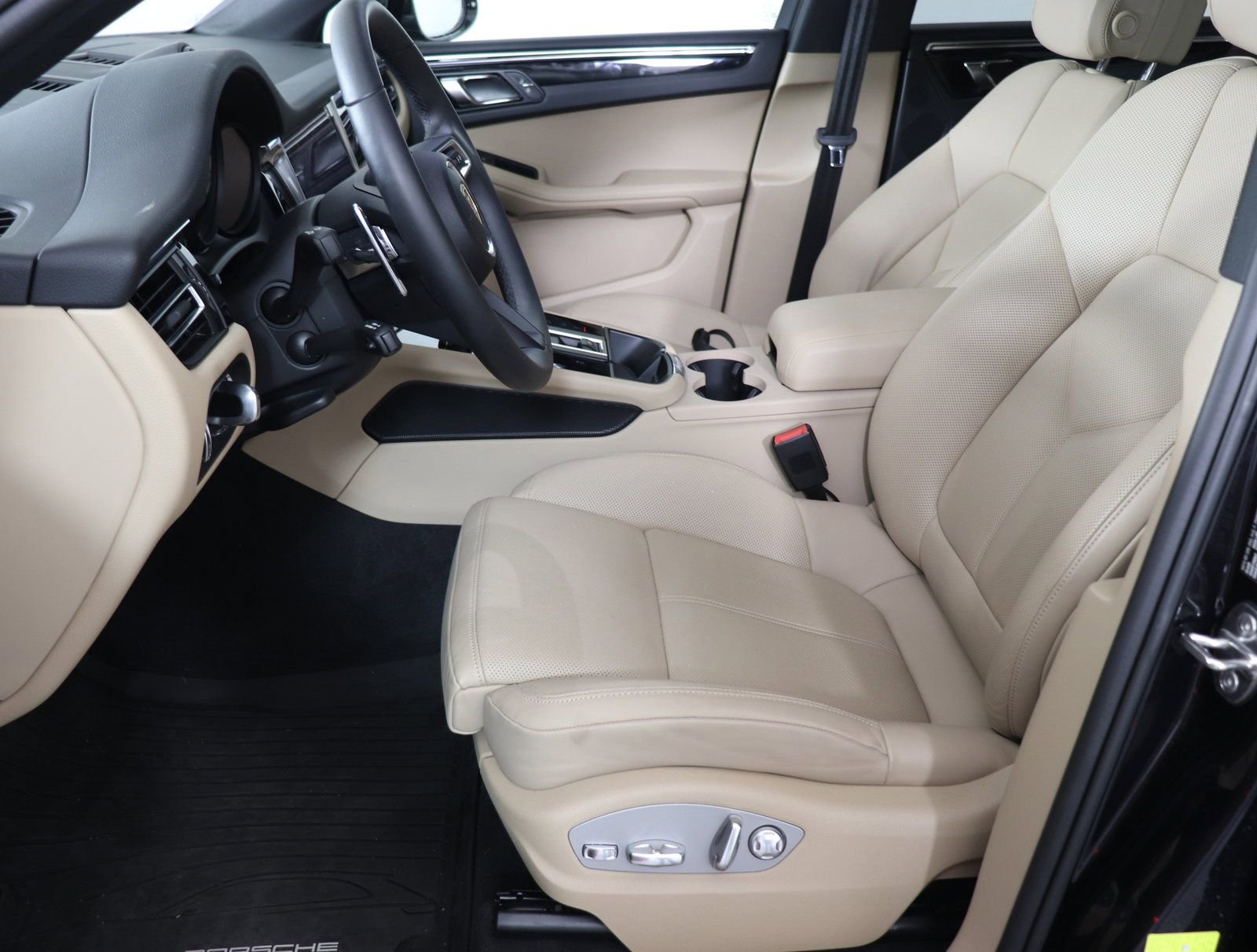 Used 2025 Porsche Macan image 4