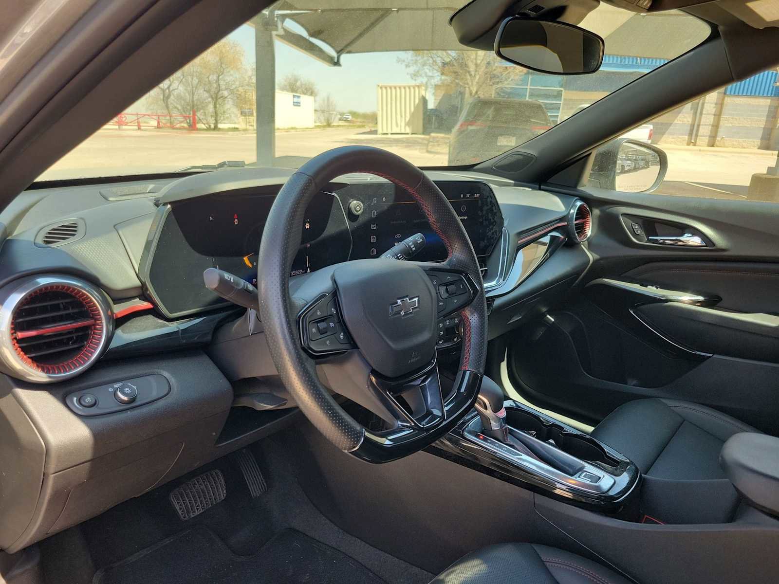 Used 2025 Chevrolet Trax RS w/ Sunroof Package image 10