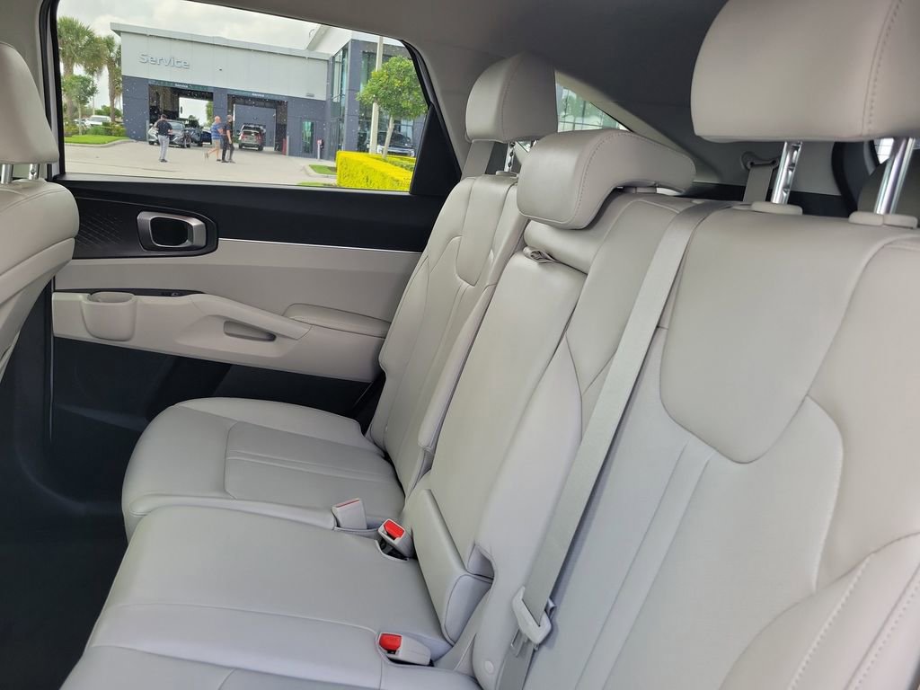 Used 2023 Kia Sorento S image 16