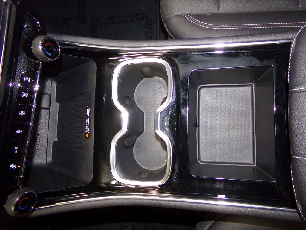 Used 2025 Chevrolet Traverse LT image 20