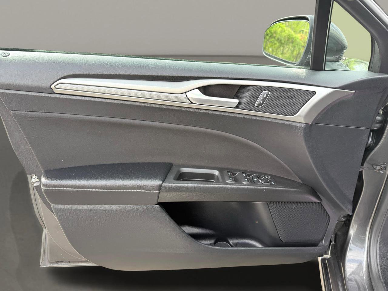 Used 2019 Ford Fusion SE FWD image 15
