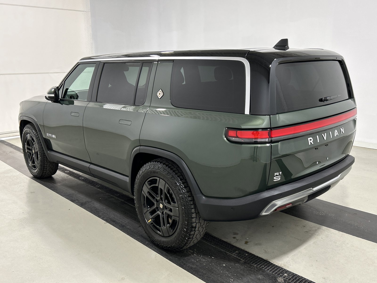 Used 2024 Rivian R1S Adventure AWD/4WD image 3