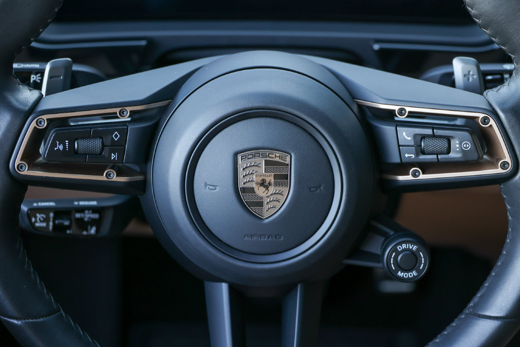Certified 2025 Porsche Cayenne Turbo AWD/4WD image 39