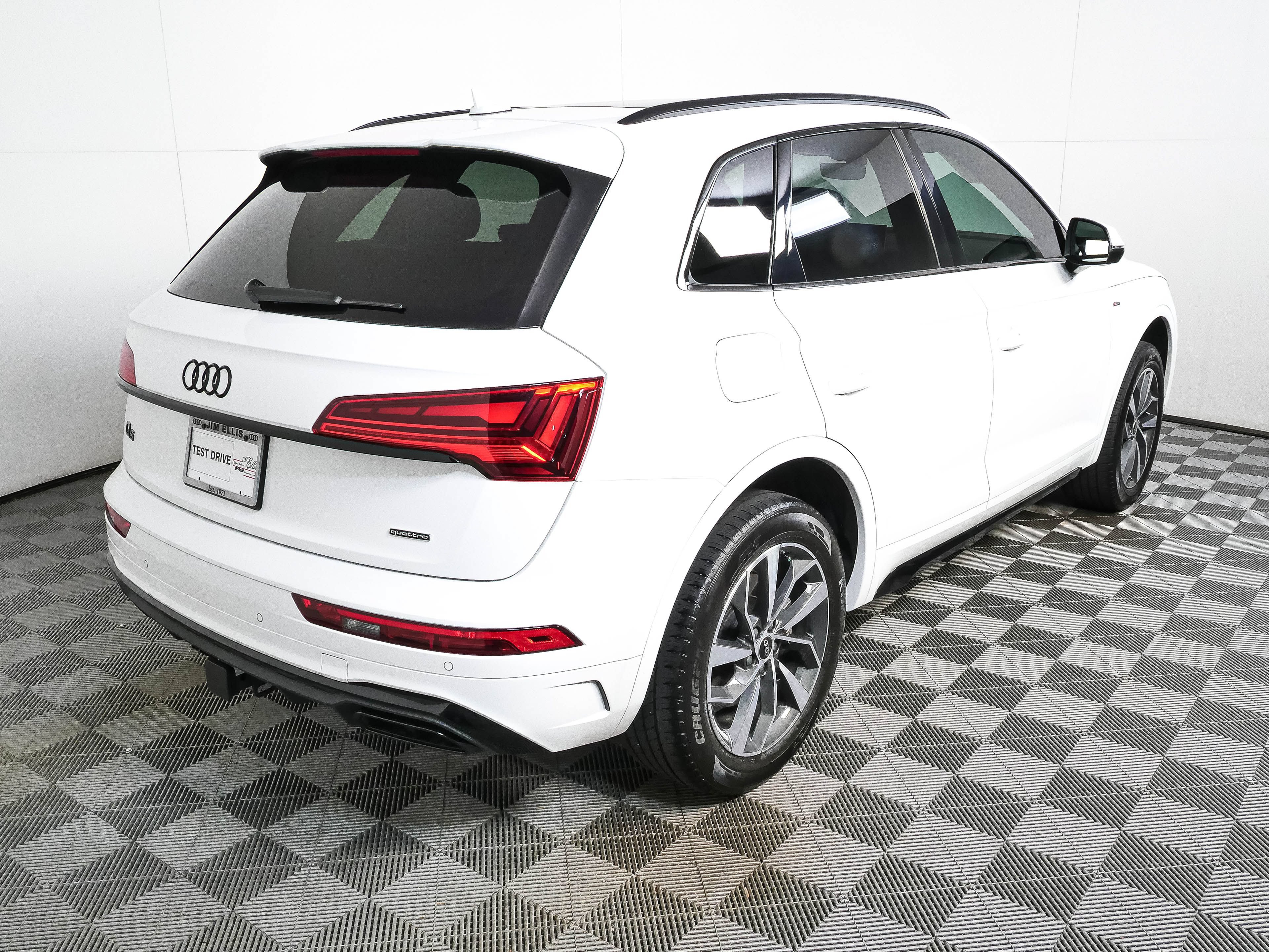 Used 2024 Audi Q5 2.0T Premium w/ Summer of Audi Package AWD/4WD image 3