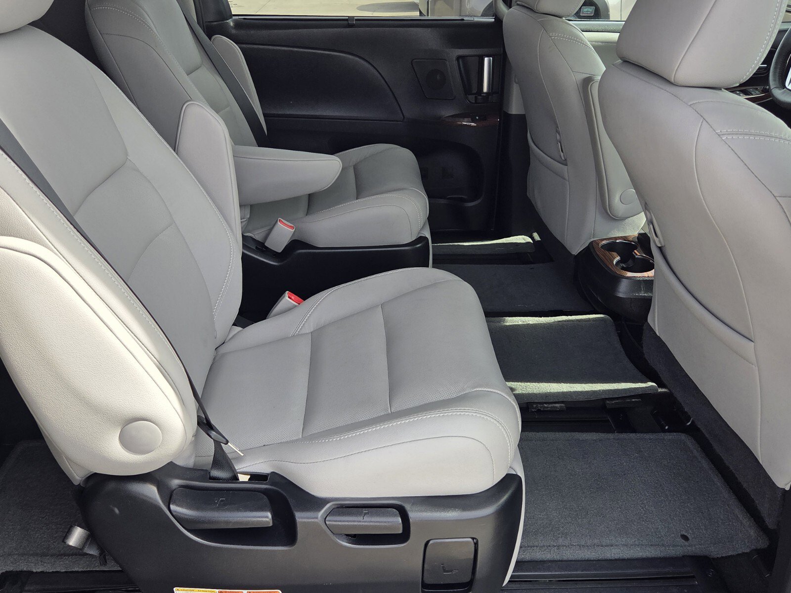 Used 2015 Toyota Sienna Limited image 11