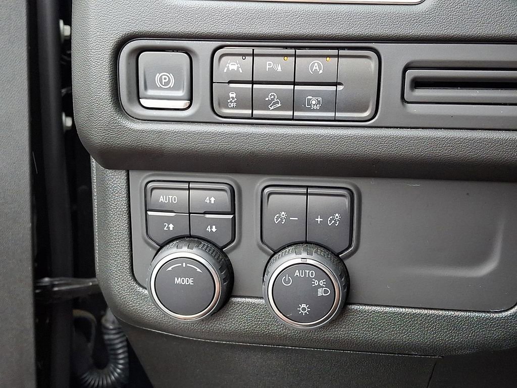 Used 2024 Chevrolet Tahoe Z71 w/ Luxury Package image 25