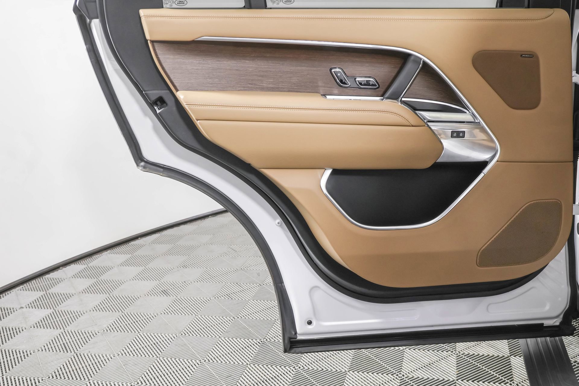 Used 2024 Land Rover Range Rover Long Wheelbase SE image 42