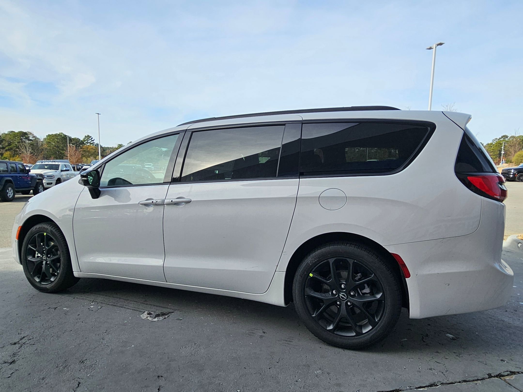 New 2026 Chrysler Pacifica Select image 5