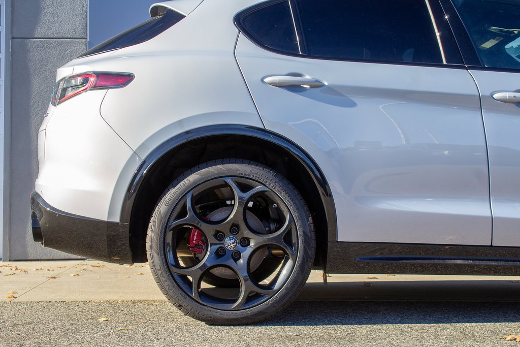 New 2025 Alfa Romeo Stelvio Sprint image 6