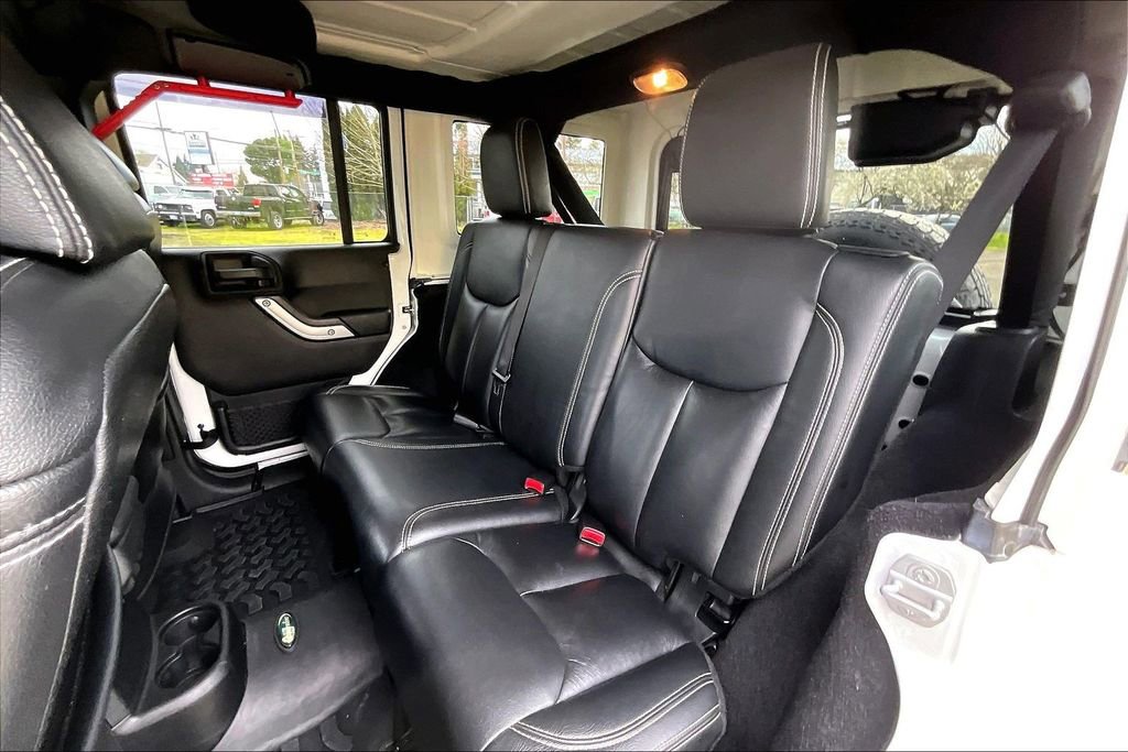 Used 2015 Jeep Wrangler Unlimited Sahara w/ Connectivity Group image 21
