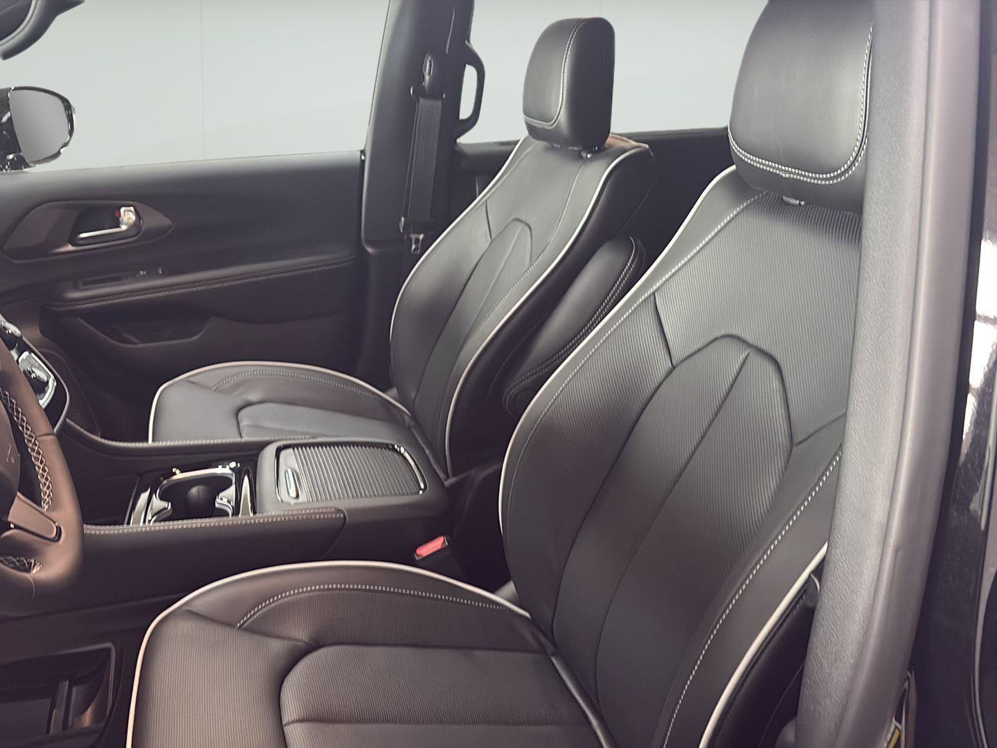 New 2027 Chrysler Pacifica Limited FWD image 6