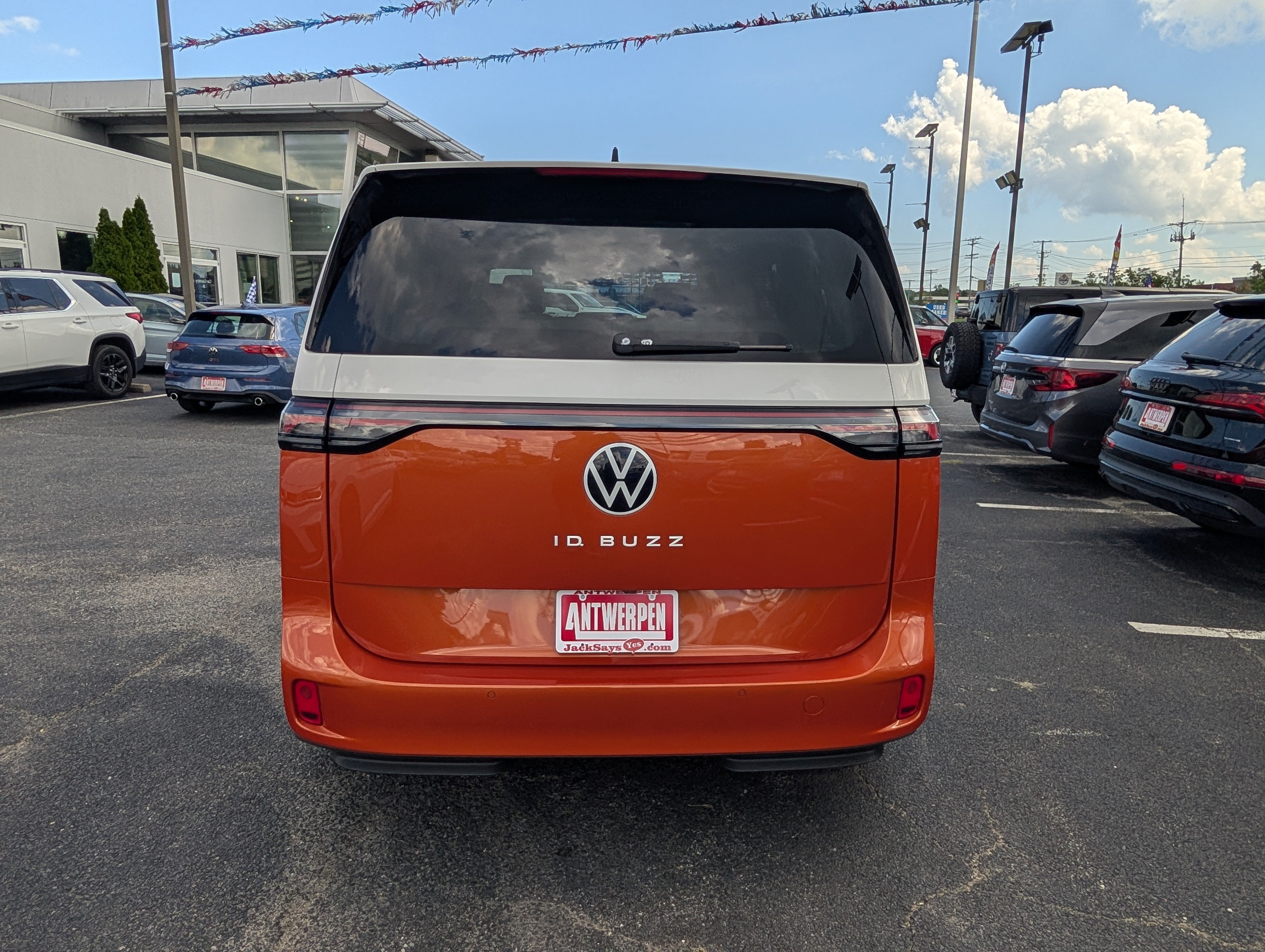 Used 2025 Volkswagen ID. Buzz Pro S Plus w/ Cupholders Package RWD image 4