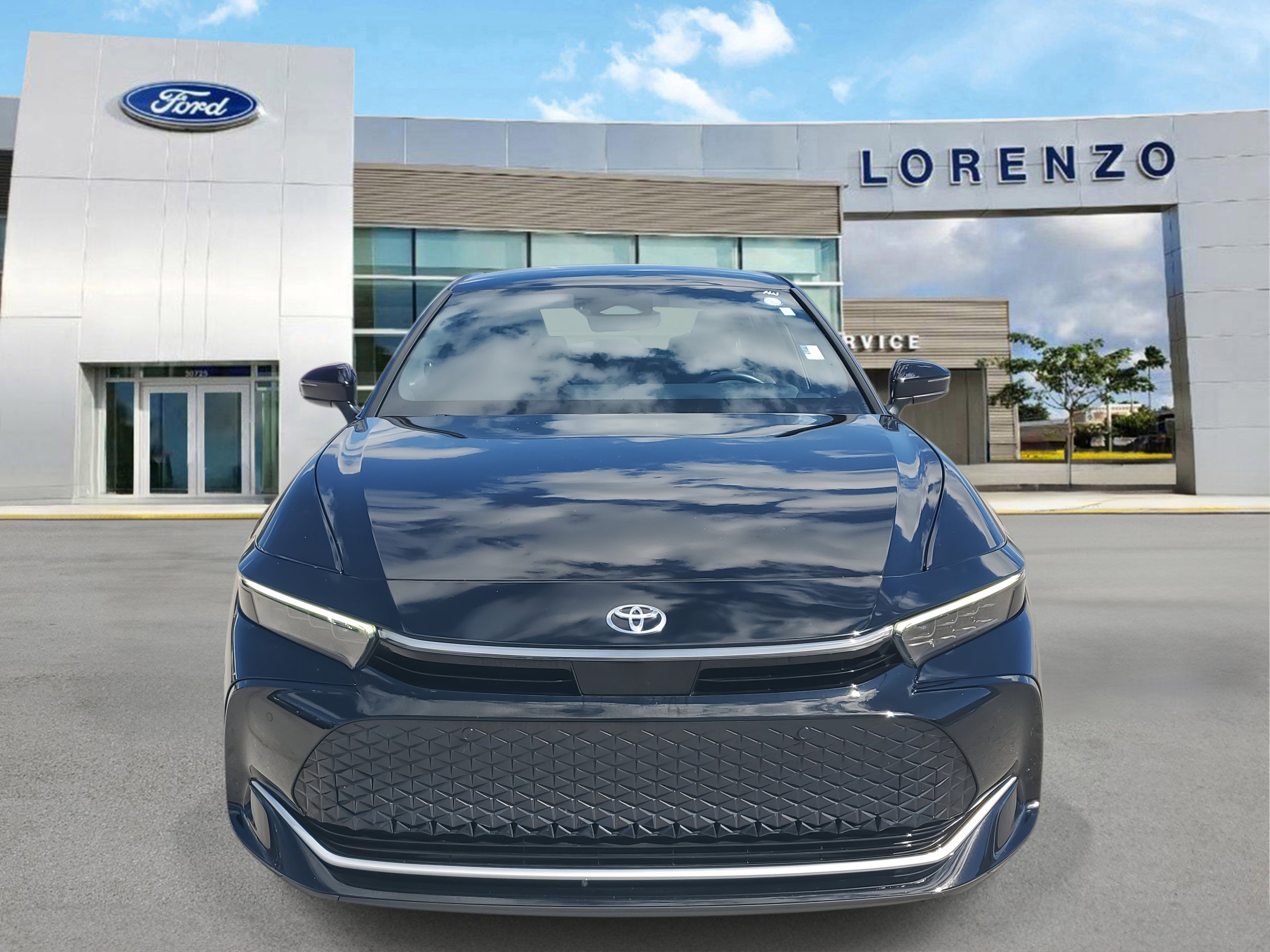 Used 2023 Toyota Crown Limited image 2