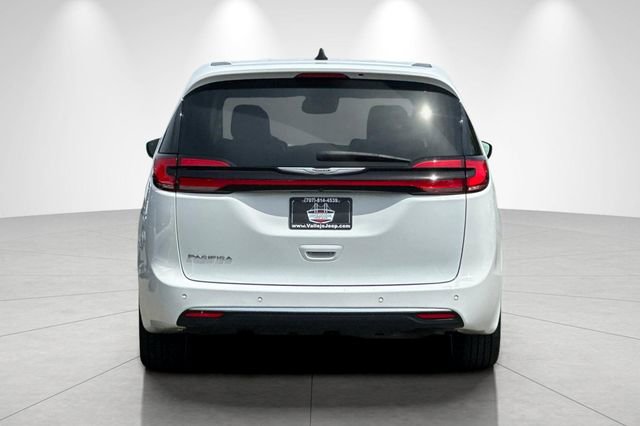 Used 2023 Chrysler Pacifica Touring-L FWD image 5