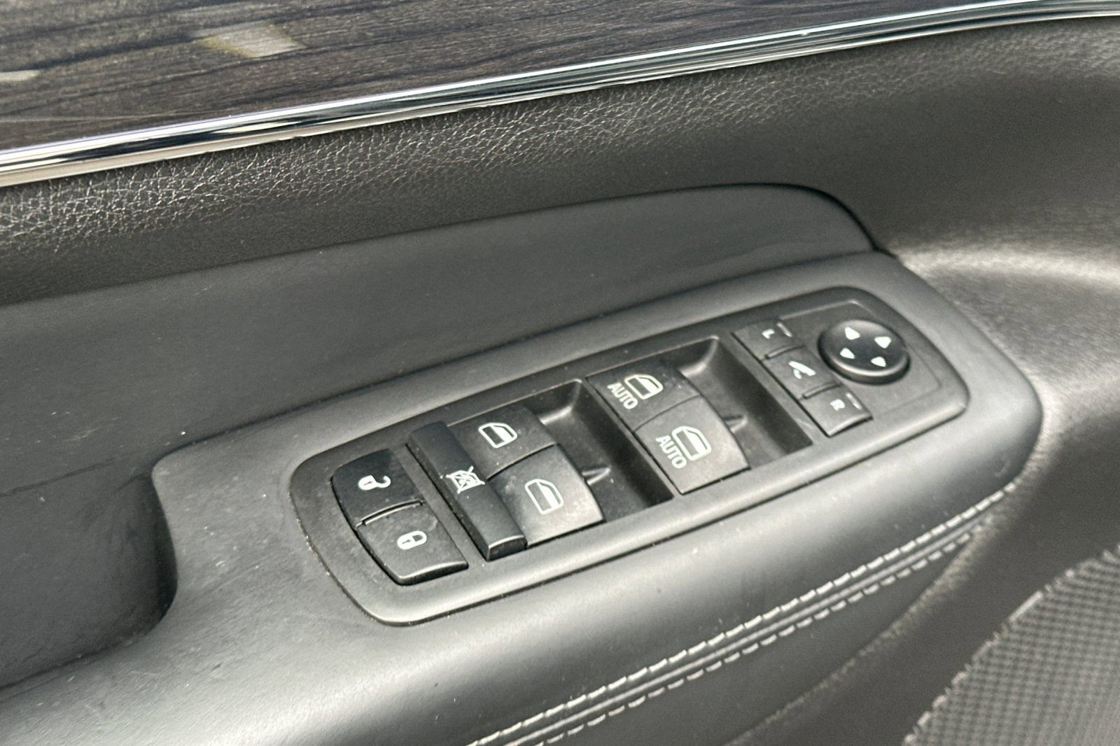 Used 2019 Jeep Grand Cherokee Overland AWD/4WD image 12