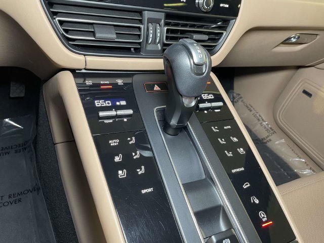 Certified 2022 Porsche Macan AWD/4WD image 33