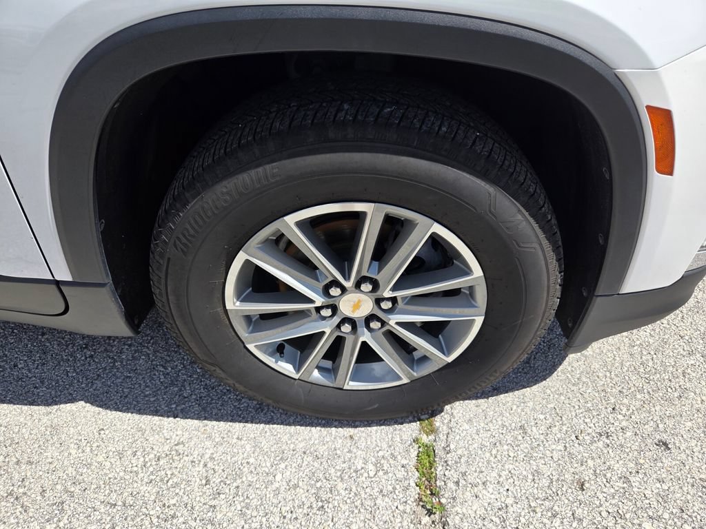 Used 2023 Chevrolet Traverse LT FWD image 19