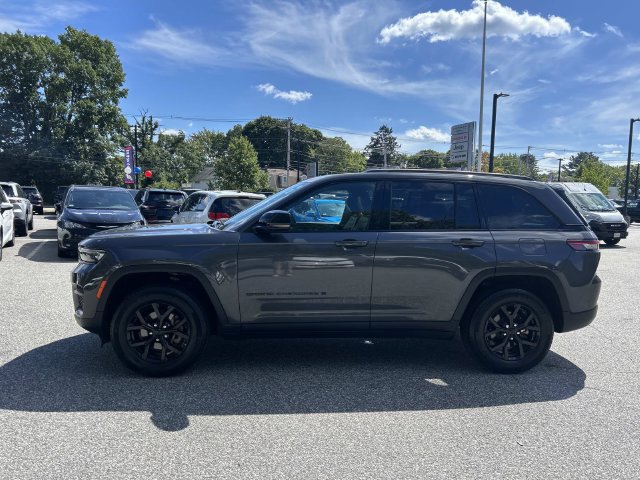 Used 2024 Jeep Grand Cherokee Altitude AWD/4WD image 6