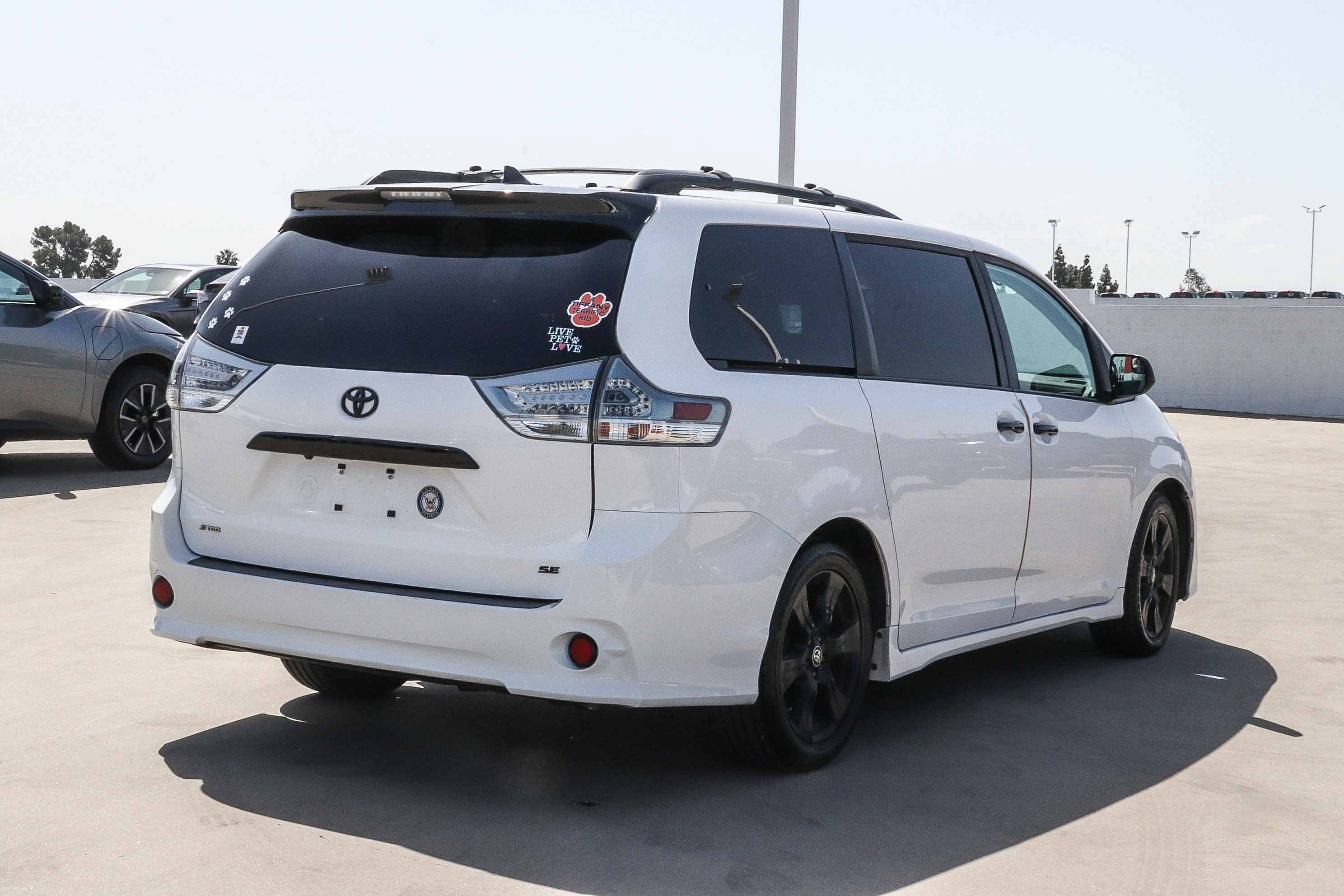 Certified 2020 Toyota Sienna SE w/ Nightshade Edition image 7