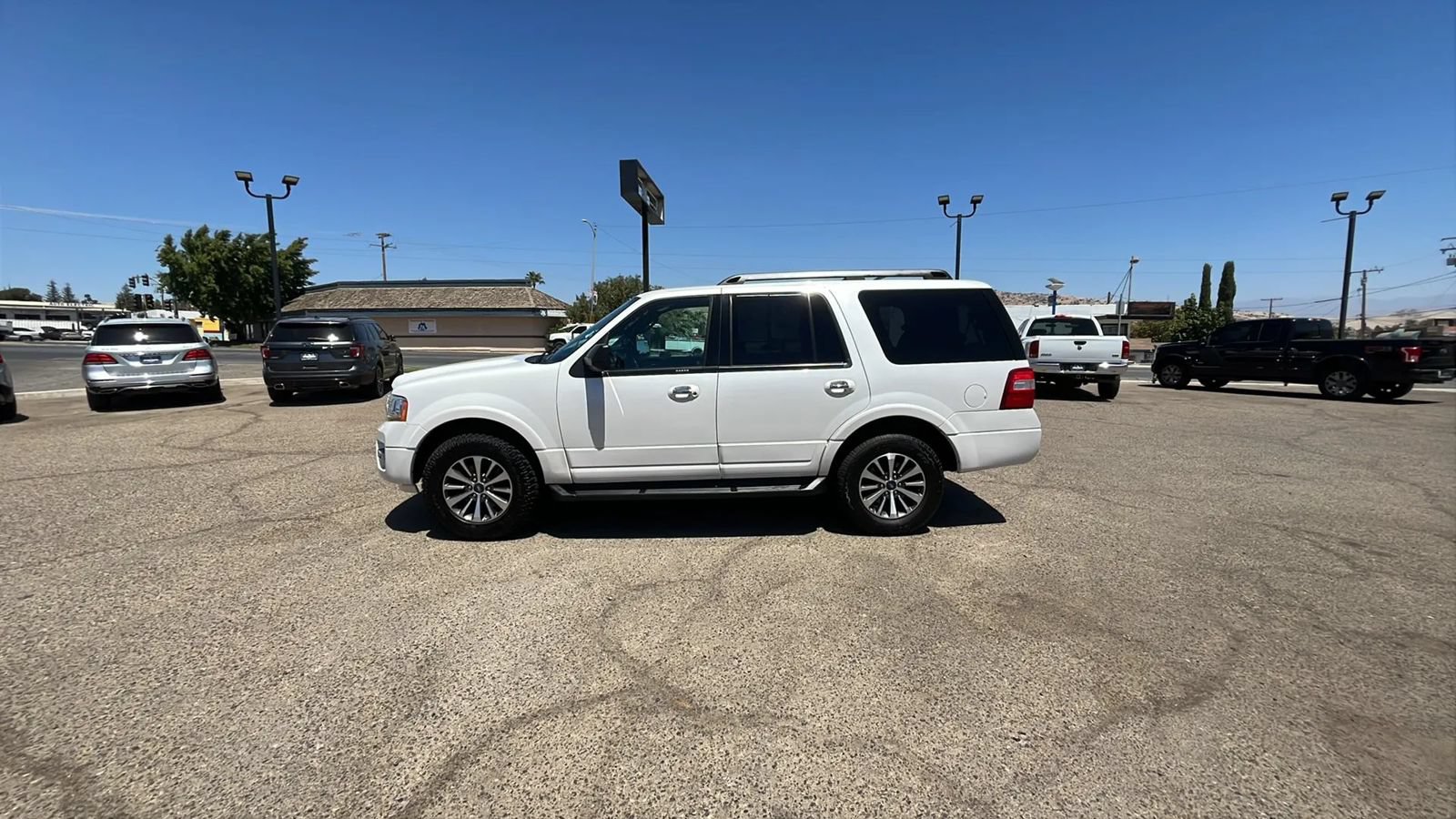 Used 2016 Ford Expedition XLT w/ Equipment Group 201A RWD image 2