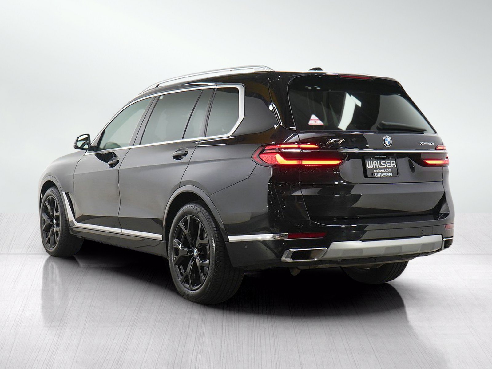 Used 2024 BMW X7 xDrive40i w/ Premium Package AWD/4WD image 3