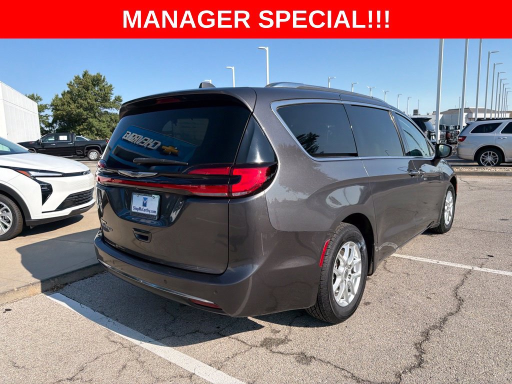 Used 2021 Chrysler Pacifica Touring-L FWD image 3