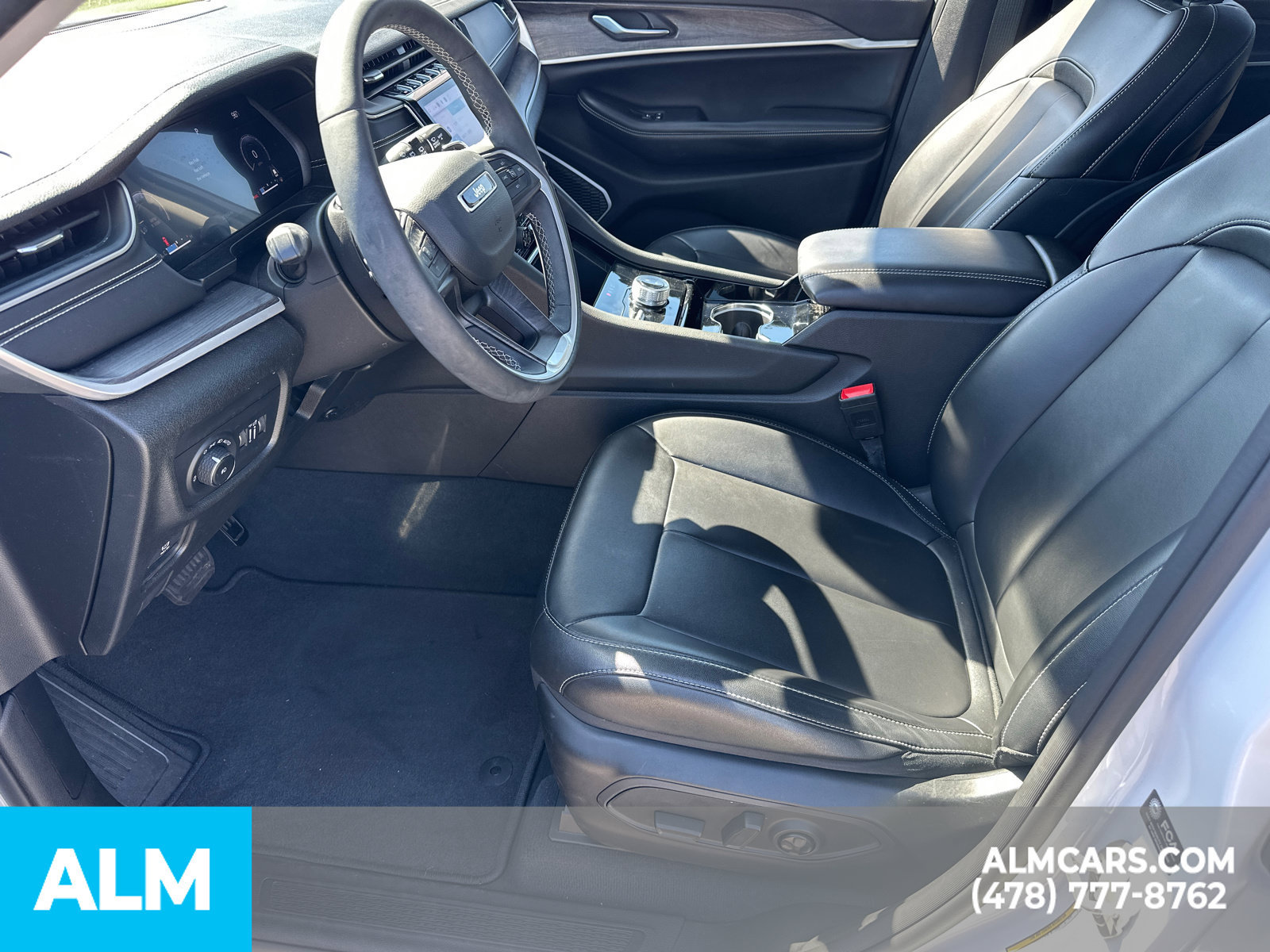 Used 2023 Jeep Grand Cherokee Limited w/ Black Appearance Package AWD/4WD image 10