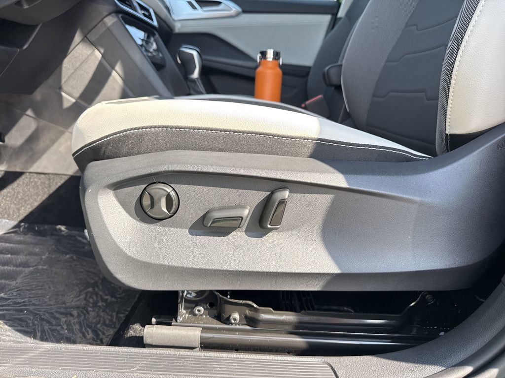 New 2025 Volkswagen Taos SE image 22