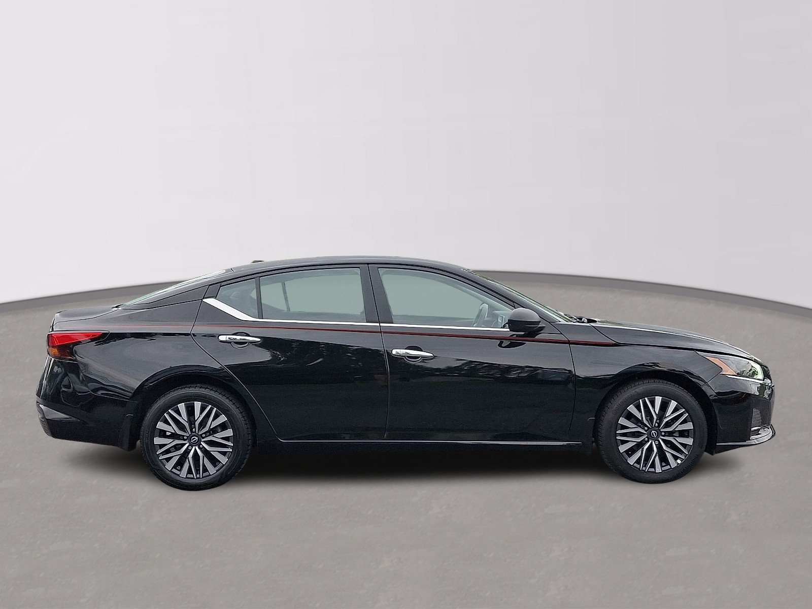 Used 2024 Nissan Altima 2.5 SV AWD/4WD image 7