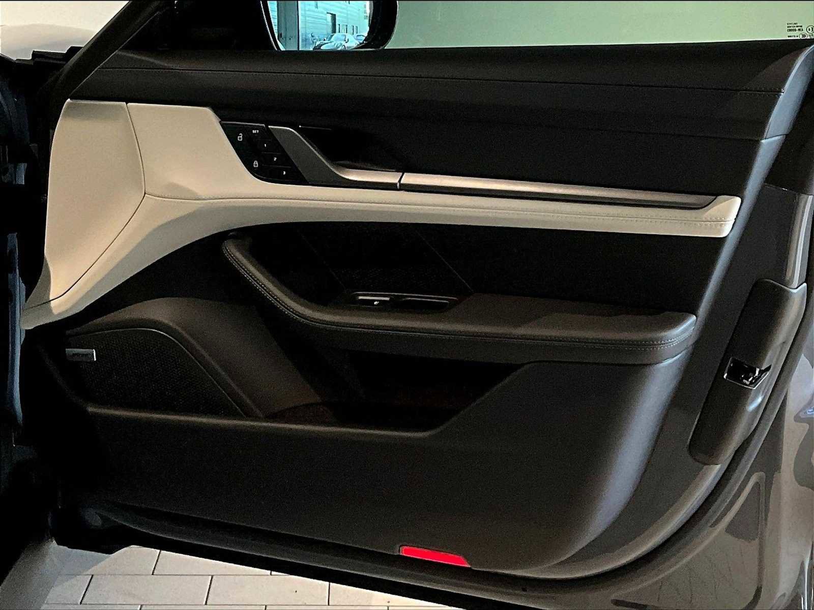 Used 2025 Porsche Taycan image 27