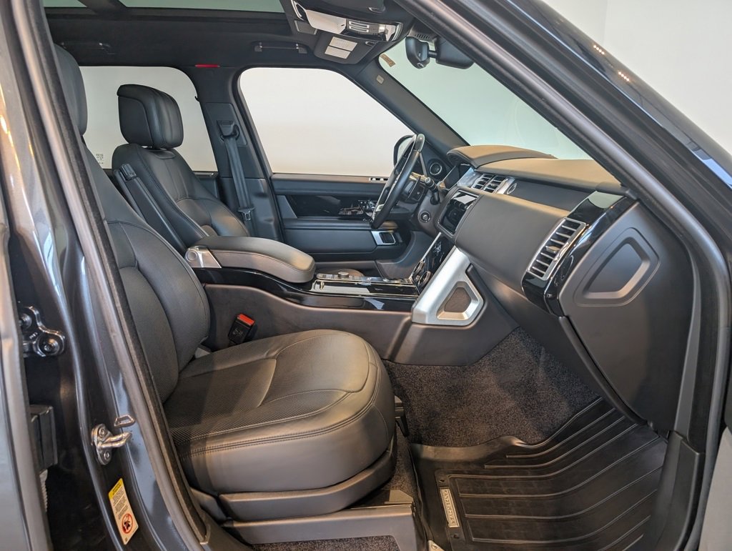 Used 2020 Land Rover Range Rover HSE image 32