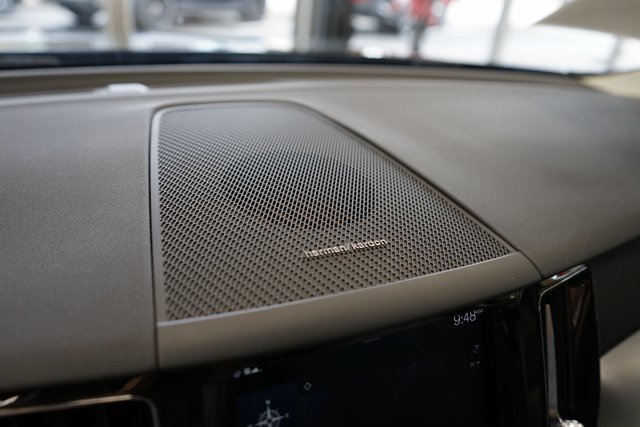 Used 2019 Volvo XC60 T5 Momentum w/ Multimedia Package image 37