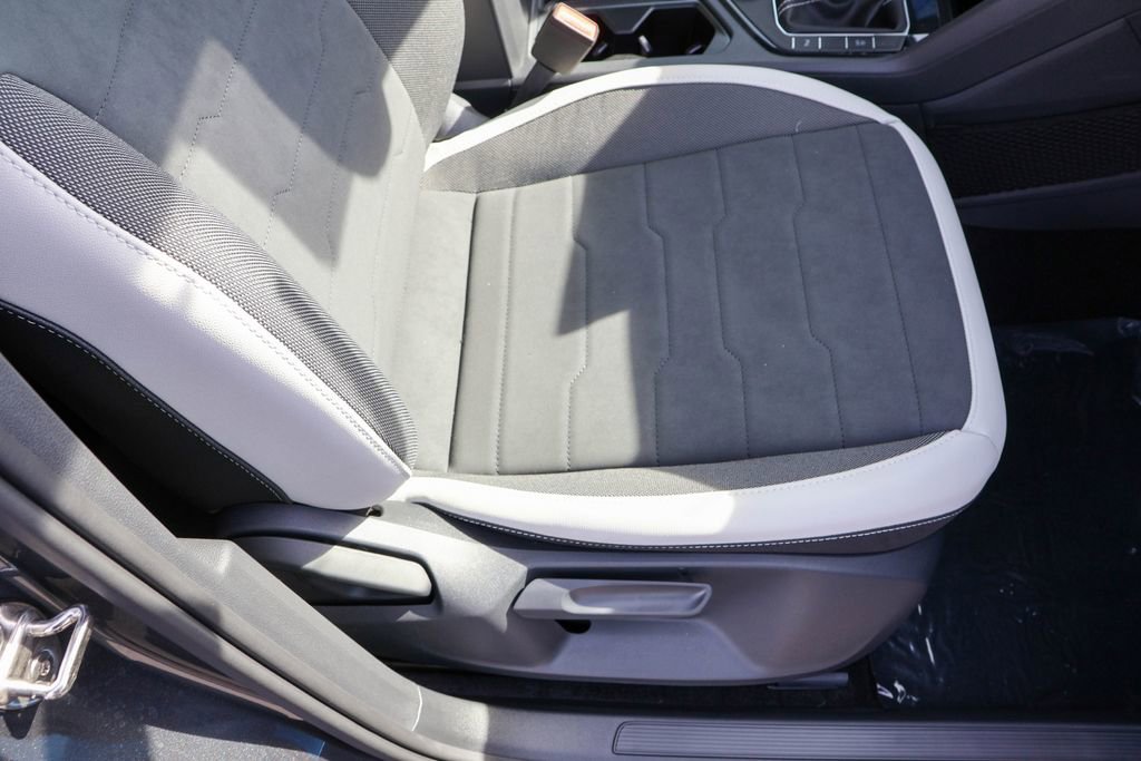 New 2025 Volkswagen Taos SE image 43