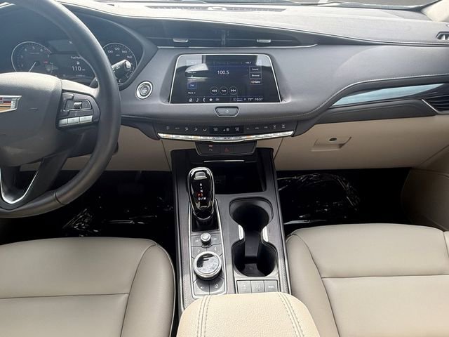 Used 2023 Cadillac XT4 Luxury image 3