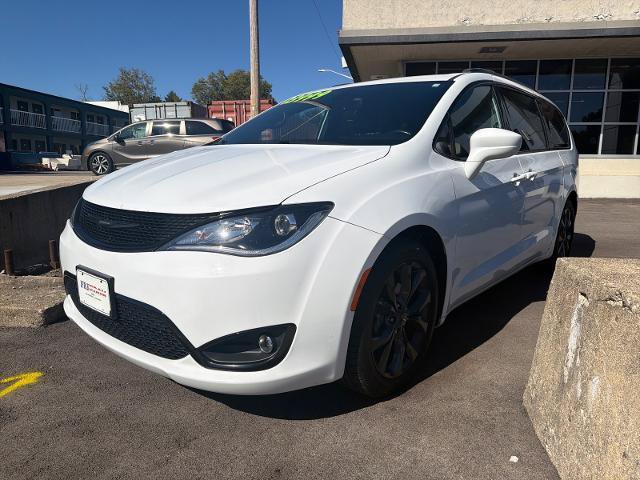 Used 2018 Chrysler Pacifica Touring-L Plus FWD image 4
