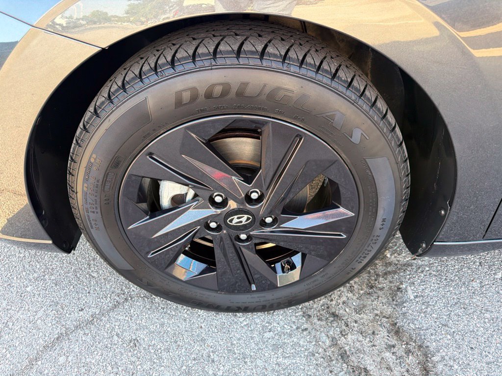 Used 2022 Hyundai Elantra SEL w/ Preferred Accessory Package FWD image 9