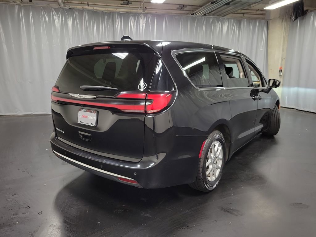 Used 2023 Chrysler Pacifica Touring-L FWD image 8