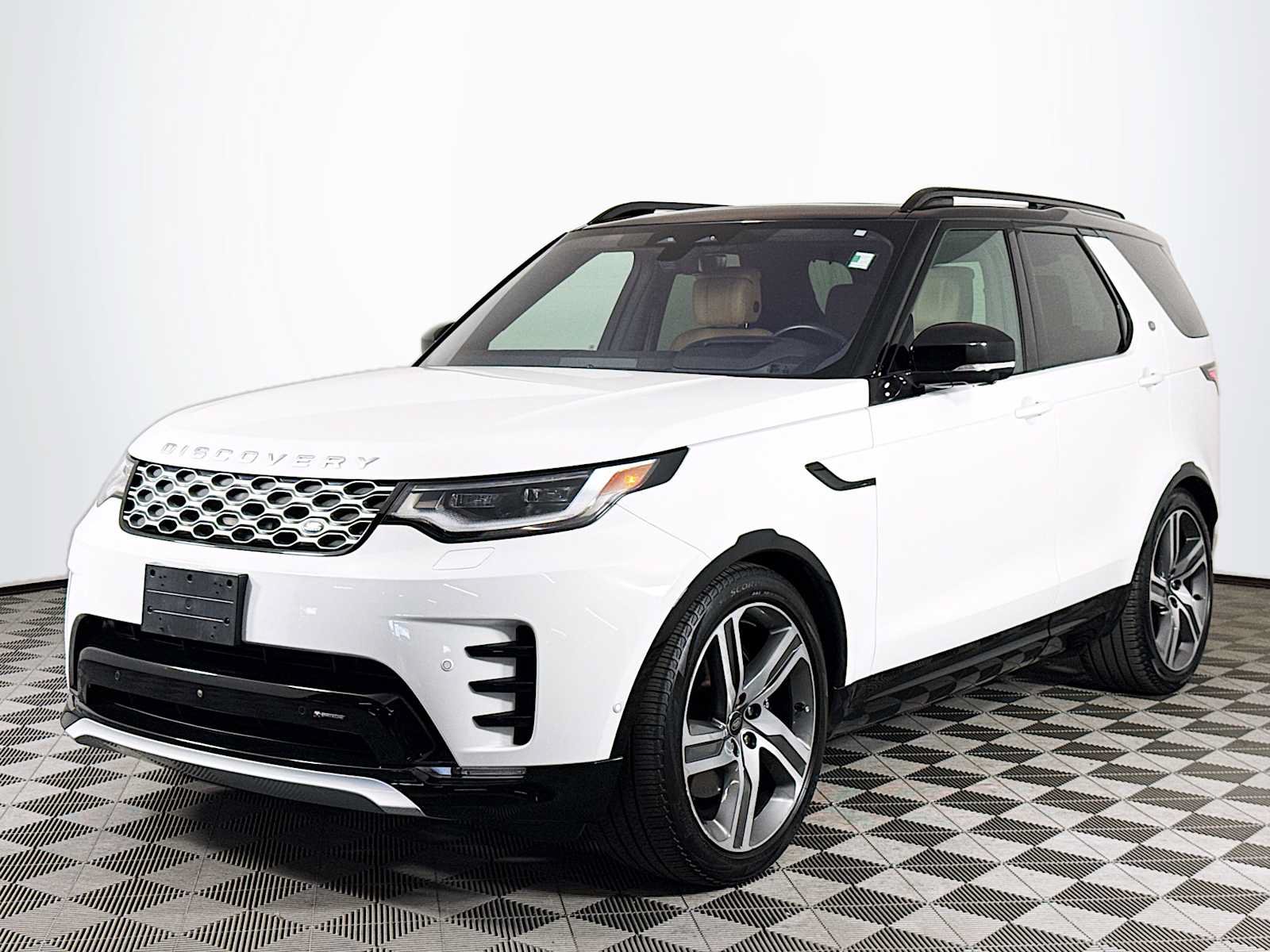Used 2023 Land Rover Discovery Metropolitan Edition AWD/4WD image 1