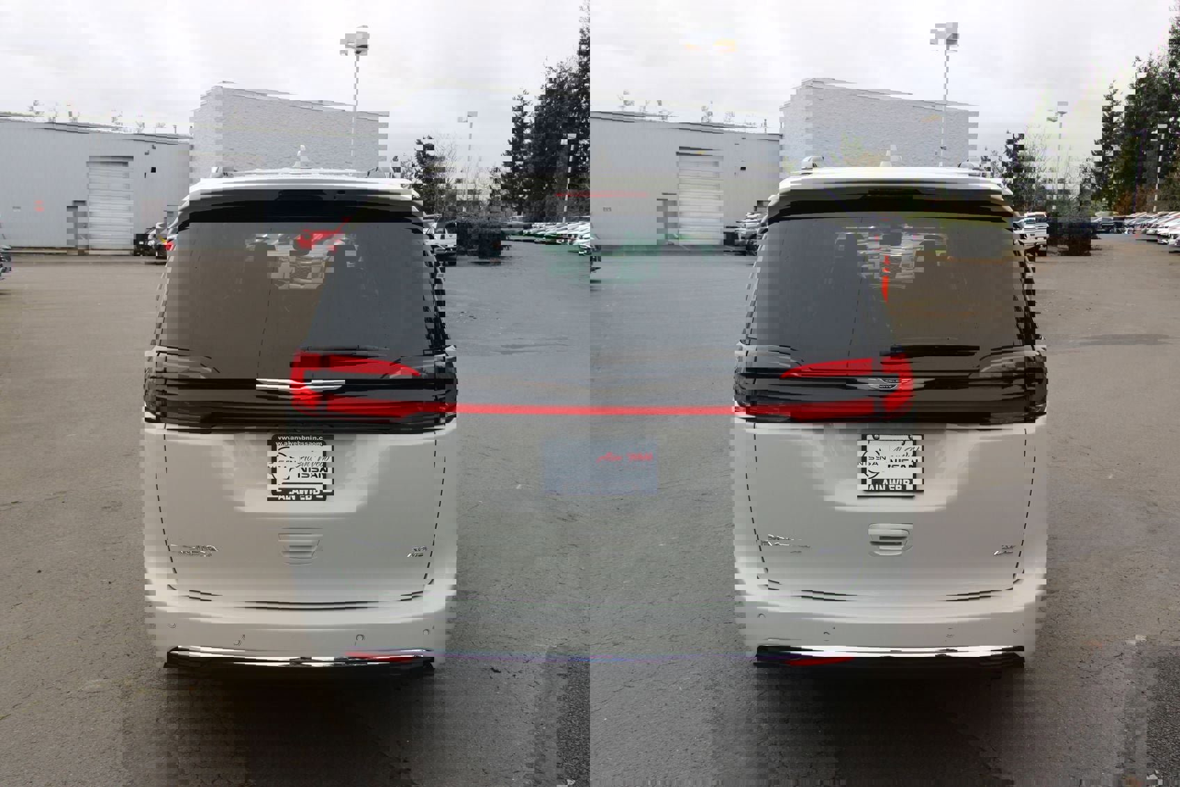 Used 2021 Chrysler Pacifica Touring image 4