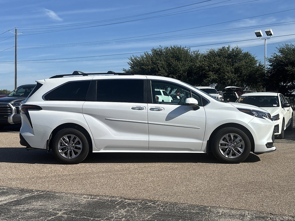 Used 2026 Toyota Sienna XLE FWD image 4
