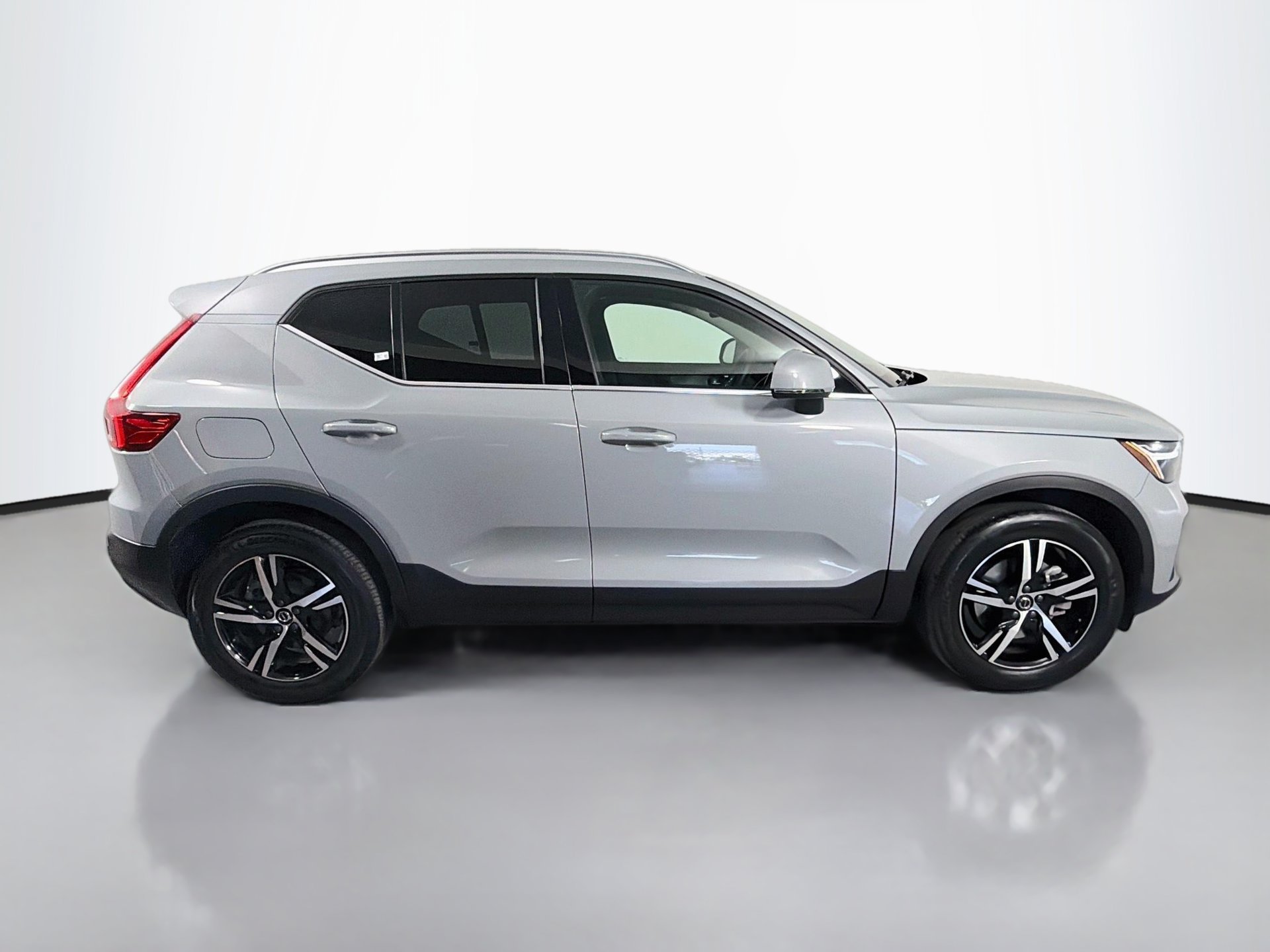 Certified 2024 Volvo XC40 B5 Core AWD/4WD image 5