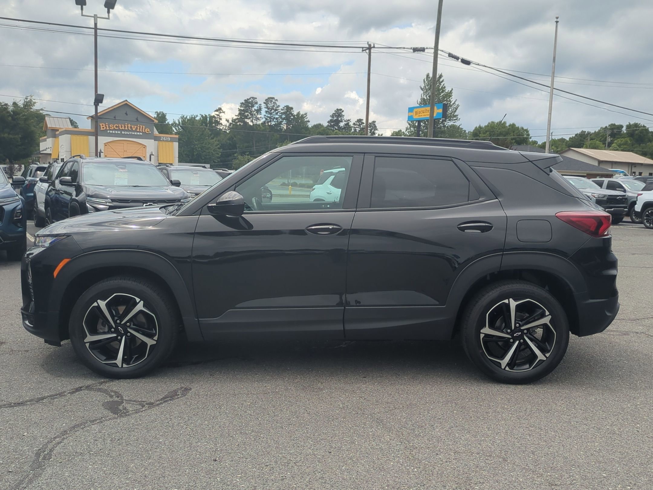 Used 2022 Chevrolet TrailBlazer RS w/ Sun and Liftgate Package AWD/4WD image 2
