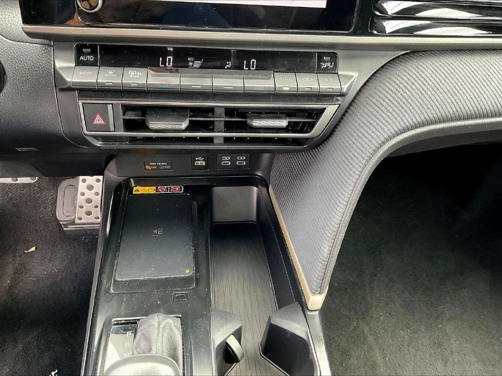 Used 2025 Toyota Camry SE FWD image 7